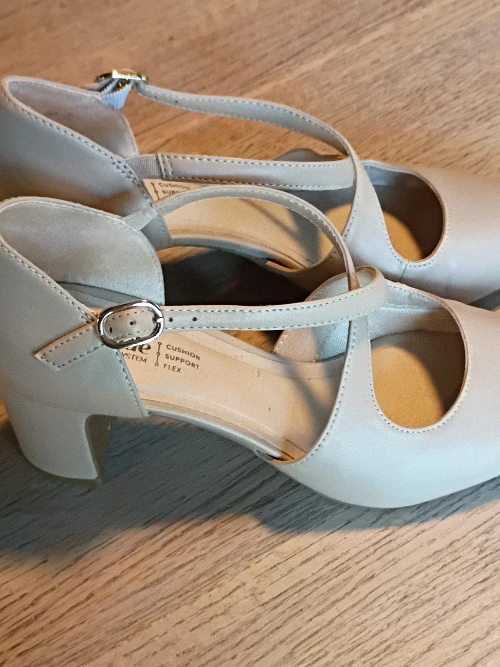 LifeStride Women's White Cushioned Sandal with Buckle Strap